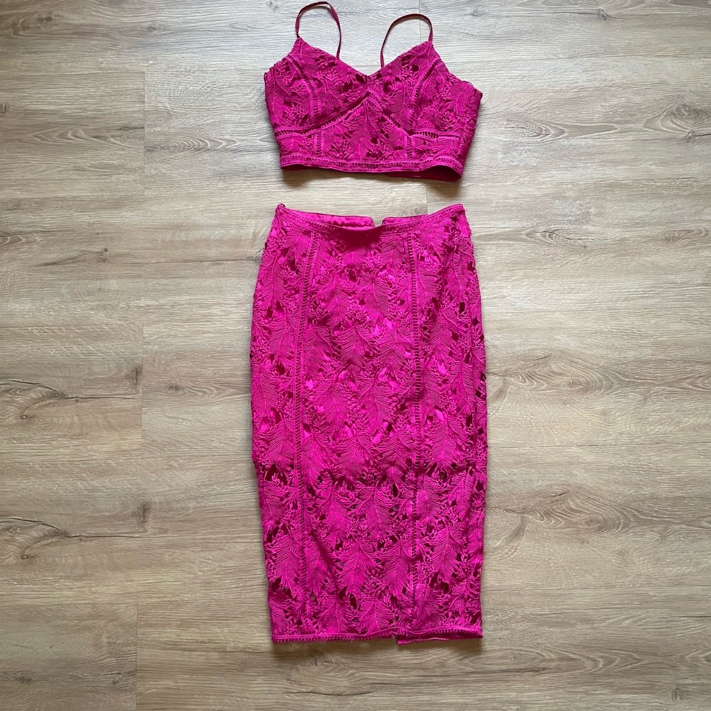 Fuscia 2 piece dress. Complete lace with amazing detail. Gold zipper